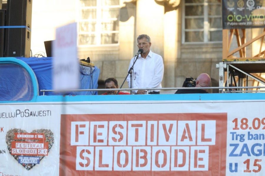FESTIVAL SLOBODE: Više tisuća ljudi izrazilo nezadovoljstvo epidemiološkim mjerama, a s govornice se pozivalo na miran otpor mjerama i cijepljenju FESTIVAL SLOBODE: Više tisuća ljudi izrazilo nezadovoljstvo epidemiološkim mjerama, a s govornice se pozivalo na miran otpor mjerama i cijepljenju