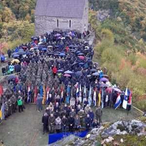 (FOTO) HRVATSKO HODOČAŠĆE NA BOBOVAC: Kardinal Puljić predvodio molitvu za BiH na obljetnicu smrti bosanske kraljice Katarine Kosače