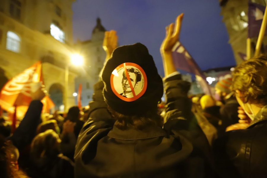(VIDEO i FOTO) Više stotina ljudi na prosvjednima pred centralom „narodnjaka“ u Beču tražilo Kurzovu ostavku