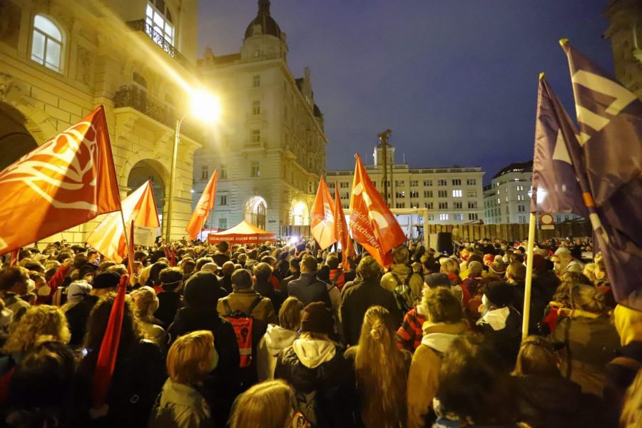 (VIDEO i FOTO) Više stotina ljudi na prosvjednima pred centralom „narodnjaka“ u Beču tražilo Kurzovu ostavku