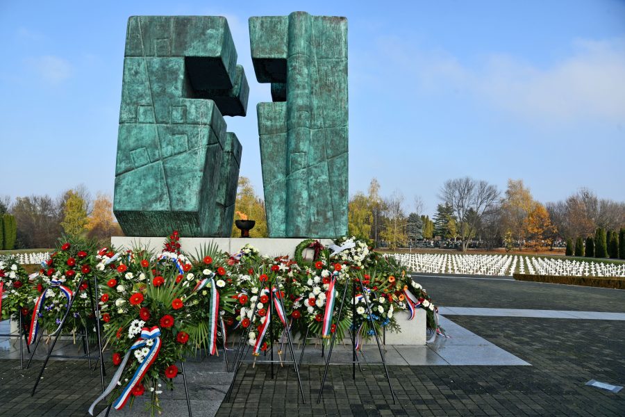 VUKOVAR: Položene ruže i zapaljene svijeće na grobove poginulih i ubijenih hrvatskih branitelja Vukovar groblje svijece