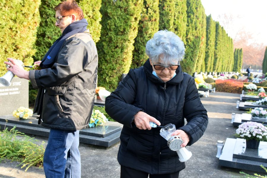 VUKOVAR: Položene ruže i zapaljene svijeće na grobove poginulih i ubijenih hrvatskih branitelja Vukovar groblje svijece