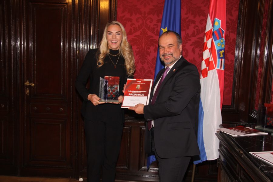 (FOTO i VIDEO) U Beču Večernjakova domovnica za 2021. uručena atletičarki Ivoni Dadić i mladim gradišćanskim Hrvatima