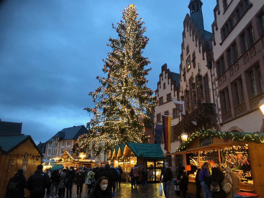 (VIDEO) BOŽIĆNI SAJAM U FRANKFURTU: Čaroliju predbožićnog raspoloženja umnogome remete mjere ograničenja Roemerberg Frankfurt