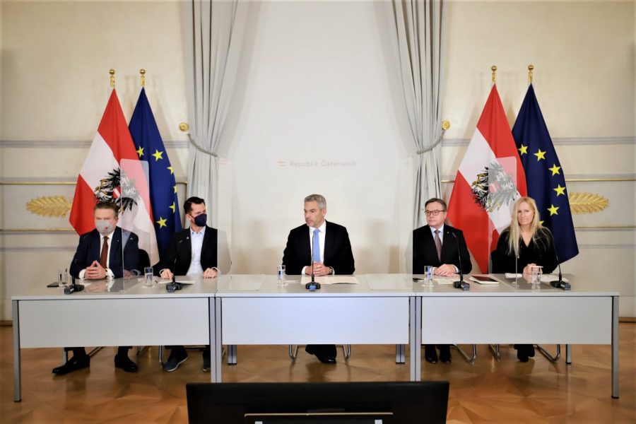 AUSTRIJA 12. PROSINCA UKIDA LOCKDOWN I „POLICIJSKI SAT“ ZA CIJEPLJENE: Necijepljeni ostaju “zaključani”. Samo tri pokrajine potpuno “otključane”. Evo gdje i od kada… AUSTRIJA 12. PROSINCA UKIDA LOCKDOWN I „POLICIJSKI SAT“ ZA CIJEPLJENE: Necijepljeni ostaju “zaključani”. Samo tri pokrajine potpuno “otključane”. Evo gdje i od kada…
