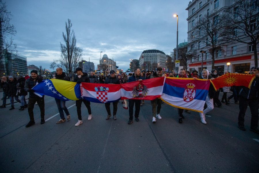 SUKOB S POLICIJOM: Bilanca prosvjeda u Beču: 40.000 sudionika, suzavac, uhićenja, ozlijeđeni policajci austrijska zastava hrvatska srpska bosanska makedonska