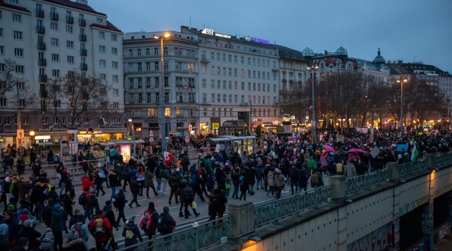 SUKOB S POLICIJOM: Bilanca prosvjeda u Beču: 40.000 sudionika, suzavac, uhićenja, ozlijeđeni policajci prosvjednici bec