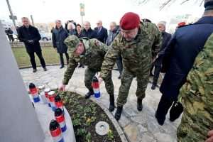 (FOTO) ODAVANJE POČASTI: Mimohodom i polaganjem vijenaca obilježena 29. godišnjica VRO "Maslenica"