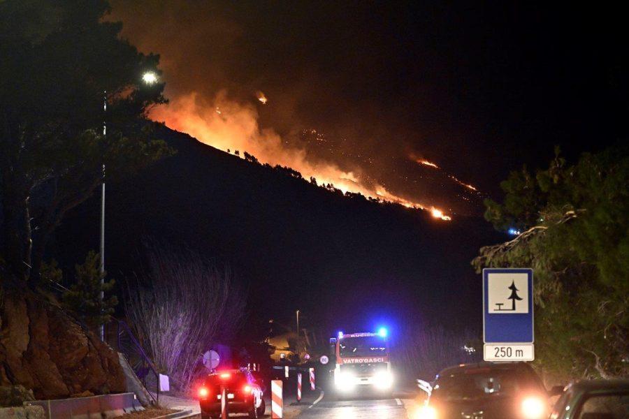 (VIDEO) Veliki požar u Lokvi Rogoznici kod Omiša ugrozio Staro selo - 108 vatrogasaca i 33 vatrogasna vozila gase požar pozar