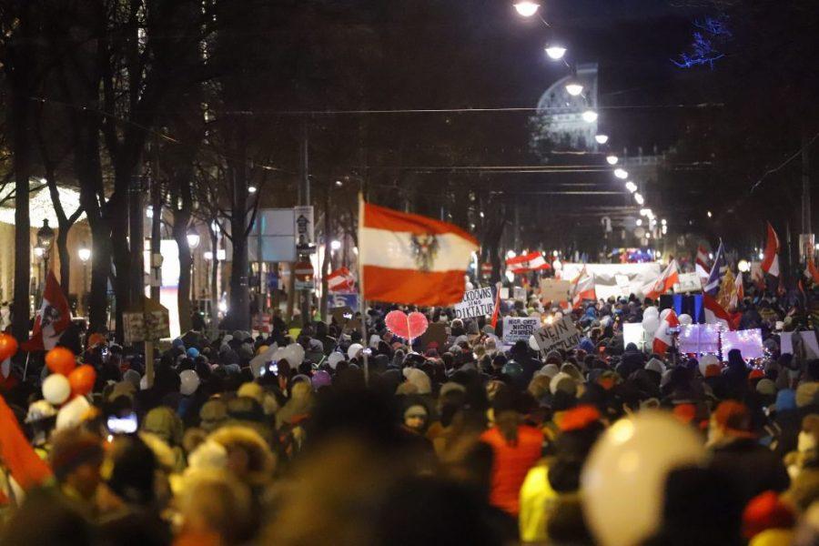HRVATSKA ZASTAVA NA PROSVJEDU U BEČU: Probijena policijska blokada, došlo do uhićenja, korišten suzavac.. HRVATSKA ZASTAVA NA PROSVJEDU U BEČU: Probijena policijska blokada, došlo do uhićenja, korišten suzavac..