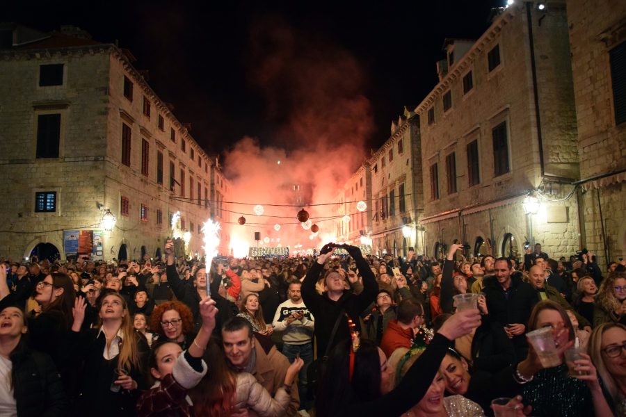 DOČEK NOVE GODINE: Pogledajte kako je izgledalo u Zagrebu, Dubrovniku, Osijeku, Zadru, Splitu, Rijeci, Mostaru... DOČEK NOVE GODINE: Pogledajte kako je izgledalo u Zagrebu, Dubrovniku, Osijeku, Zadru, Splitu, Rijeci, Mostaru...