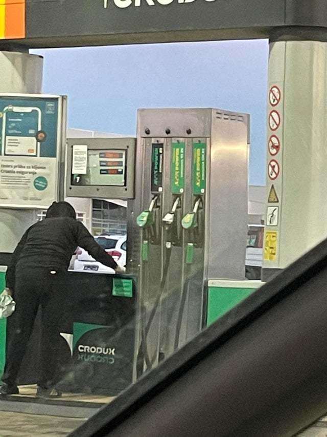 ŠTO NE VALJA NA OVOJ FOTOGRAFIJI? Zbog ovakvih propusta, mnogi toče pogrešno gorivo ŠTO NE VALJA NA OVOJ FOTOGRAFIJI? Zbog ovakvih propusta, mnogi toče pogrešno gorivo