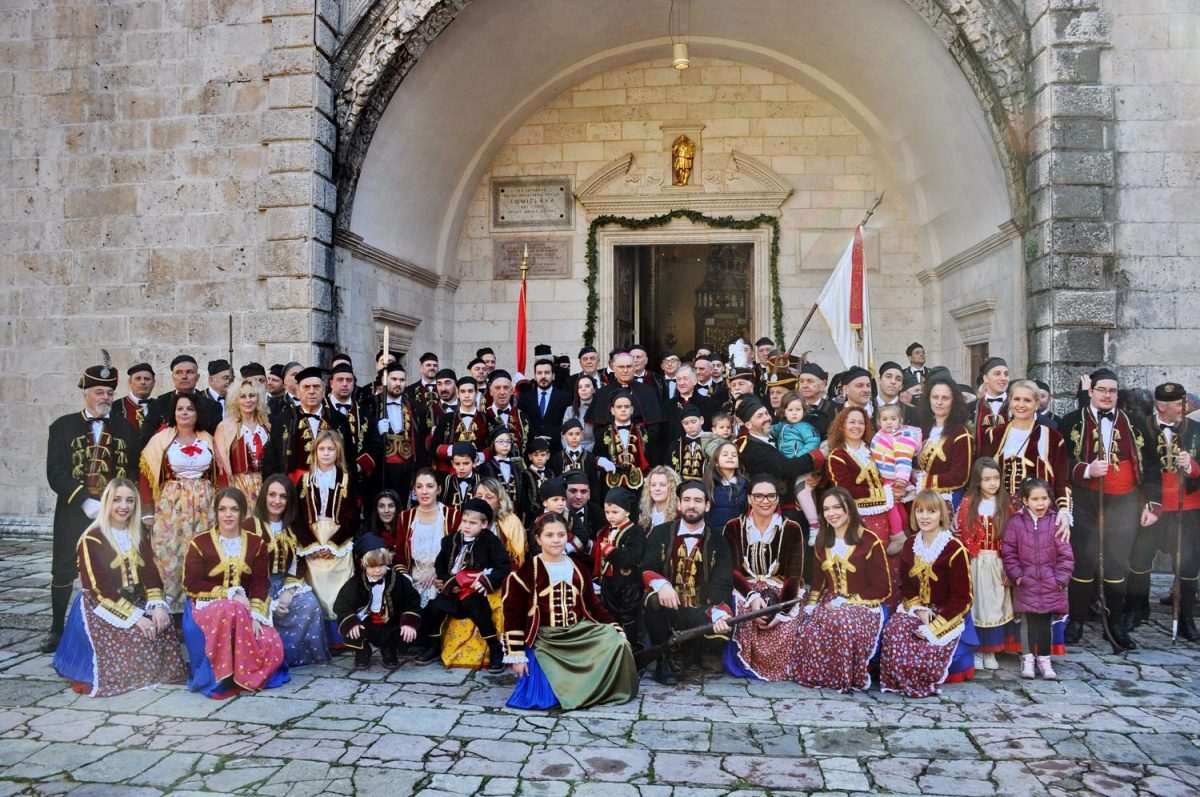 VJERNI ZAŠTITNIK BISKUPIJE I GRADA KOTORA: Molitvom i kolom Bokeljske mornarice 1213. put odana počast sv. Tripunu