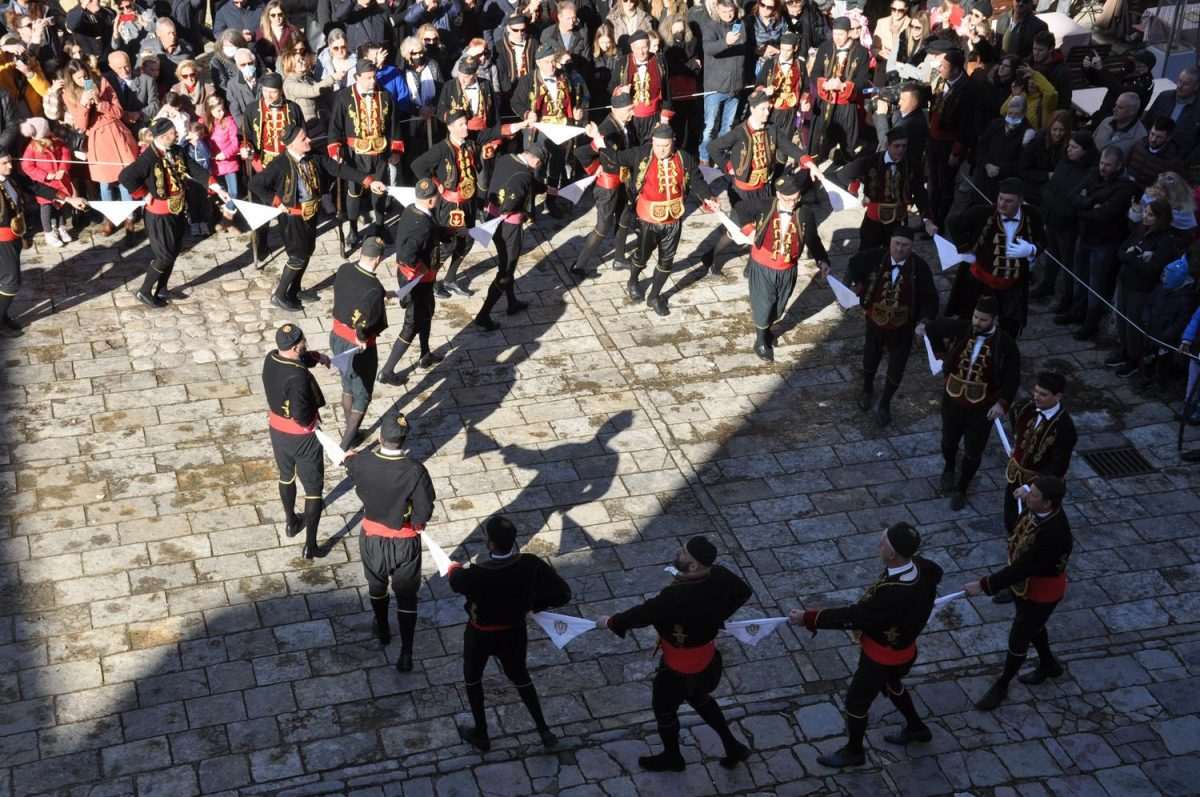 VJERNI ZAŠTITNIK BISKUPIJE I GRADA KOTORA: Molitvom i kolom Bokeljske mornarice 1213. put odana počast sv. Tripunu