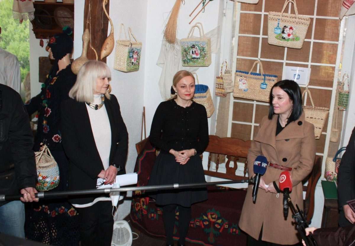 (FOTO) U Hrvatskoj kući Materina priča otvorena izložba "Priča o cekeru"
