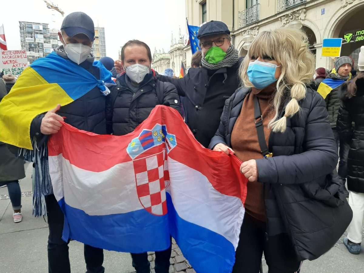 FRANKFURT/MÜNCHEN/STUTTGART: Zaustavite Putina! - Na tisuće prosvjednika u Njemačkoj izrazili solidarnost s ukrajinskim narodom FRANKFURT/MÜNCHEN/STUTTGART: Zaustavite Putina! - Na tisuće prosvjednika u Njemačkoj izrazili solidarnost s ukrajinskim narodom