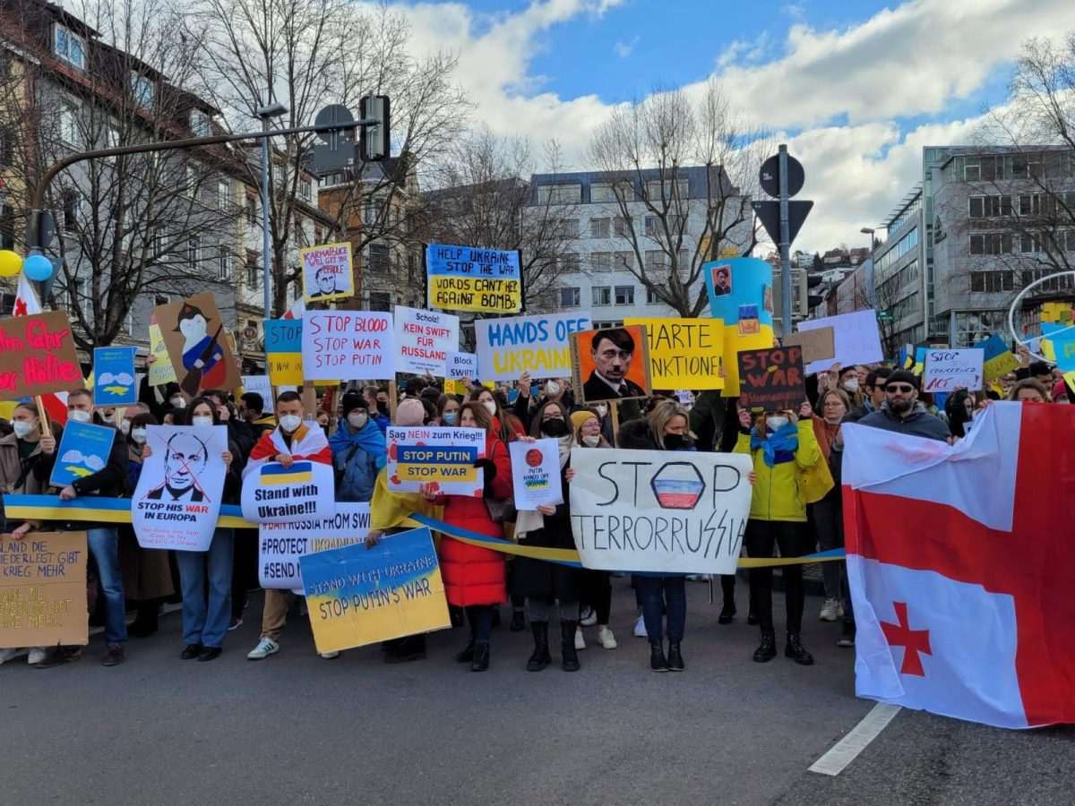 FRANKFURT/MÜNCHEN/STUTTGART: Zaustavite Putina! - Na tisuće prosvjednika u Njemačkoj izrazili solidarnost s ukrajinskim narodom FRANKFURT/MÜNCHEN/STUTTGART: Zaustavite Putina! - Na tisuće prosvjednika u Njemačkoj izrazili solidarnost s ukrajinskim narodom