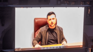 SKUP PODRŠKE UKRAJINI U BERNU: Video linkom se obratio predsjednik Zelenskij, među prosvjednicima bili i Hrvati sa prepoznatljivim hrvatskim obilježjima