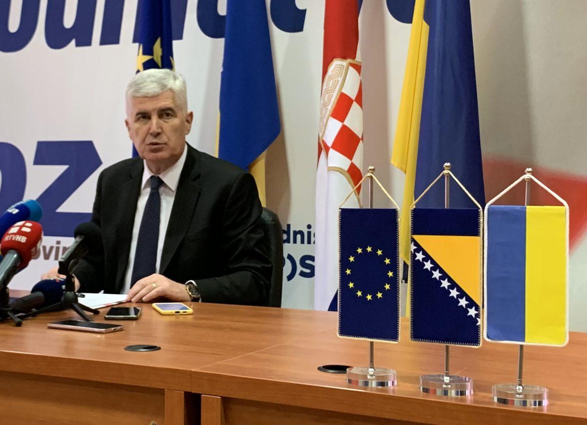 HRVATSKI DUŽNOSNICI OSUDILI AGRESIJU: Čović s ukrajinskom zastavom osudio rusku agresiju i pohvalio RH za Strateški kompas HRVATSKI DUŽNOSNICI OSUDILI AGRESIJU: Čović s ukrajinskom zastavom osudio rusku agresiju i pohvalio RH za Strateški kompas