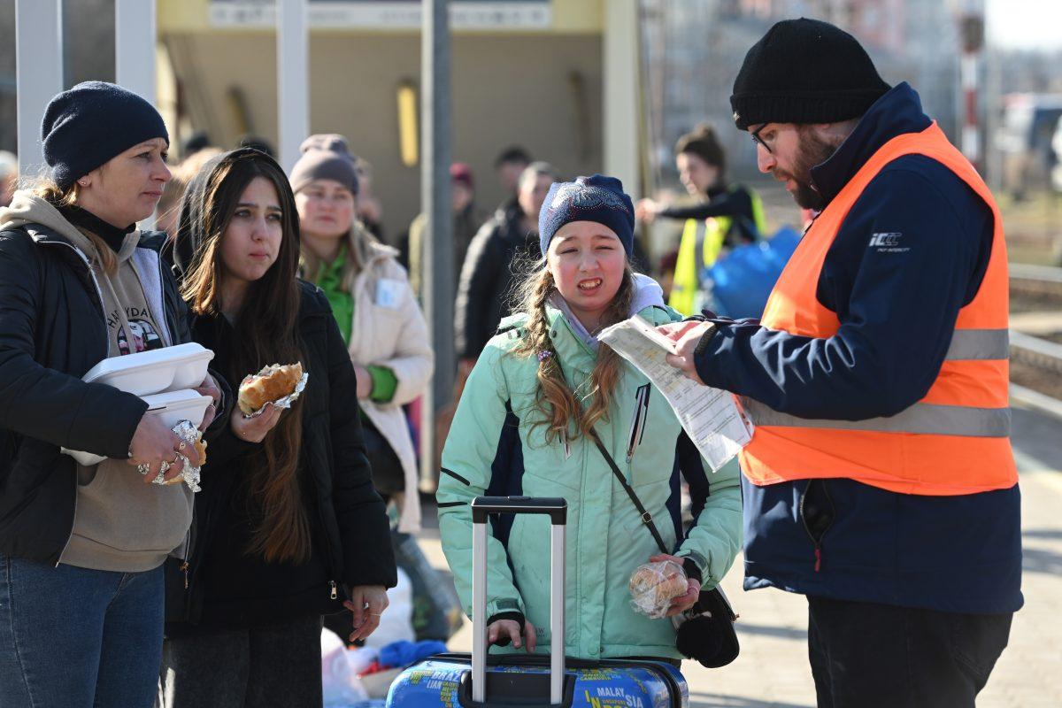 (FOTO) ŽIVOT NA GRANICI: Przemysl je uhodana košnica izbjeglica i volontera (FOTO) ŽIVOT NA GRANICI: Przemysl je uhodana košnica izbjeglica i volontera