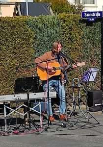 "PJEVAJMO ZA MIR": Rajko Radišić i SaarstrassenTrio RaMaRa održali koncert na otvorenom u Montabauru "PJEVAJMO ZA MIR": Rajko Radišić i SaarstrassenTrio RaMaRa održali koncert na otvorenom u Montabauru