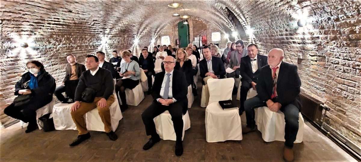 (FOTO) PRVI HRVATSKI PJESNIČKI FESTIVAL: “Beč u proljeće” predstavio pjesnička stvaranja na hrvatski način (FOTO) PRVI HRVATSKI PJESNIČKI FESTIVAL: “Beč u proljeće” predstavio pjesnička stvaranja na hrvatski način