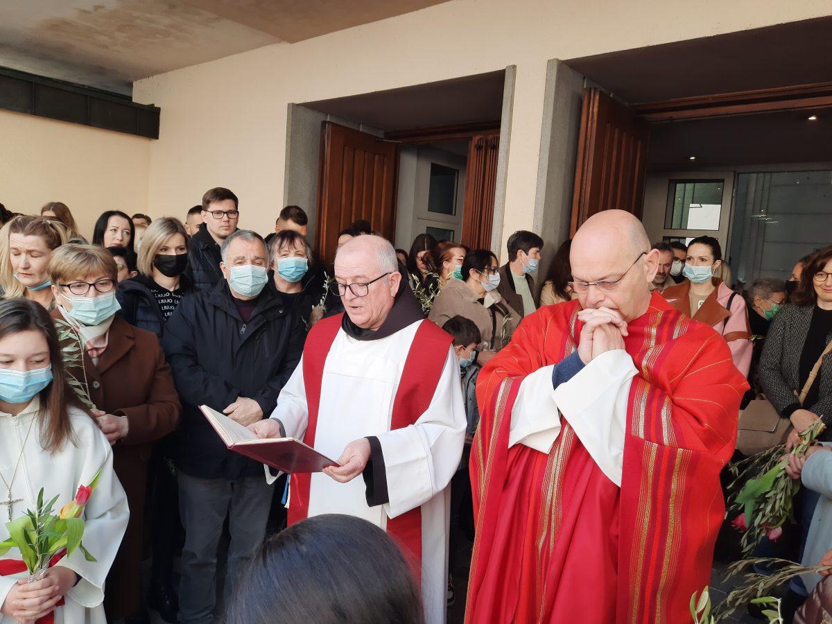 (VIDEO i FOTO) CVJETNICA U MAINZU: Hrvati u velikom broju na svetoj misi u crkvi sv. Bonifacija (VIDEO i FOTO) CVJETNICA U MAINZU: Hrvati u velikom broju na svetoj misi u crkvi sv. Bonifacija