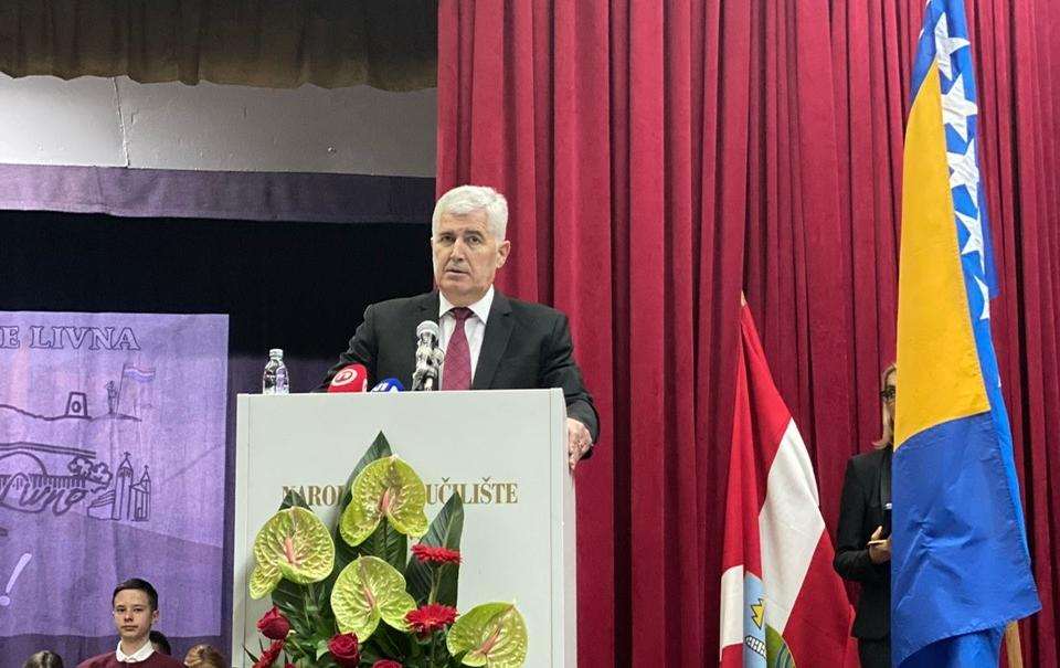 ČOVIĆ NA OBILJEŽAVANJU 30. OBLJETNICE OBRANE LIVNA: Cijeneći žrtvu branitelja, moramo danas osigurati bolju budućnost mladima u BiH i Livnu ČOVIĆ NA OBILJEŽAVANJU 30. OBLJETNICE OBRANE LIVNA: Cijeneći žrtvu branitelja, moramo danas osigurati bolju budućnost mladima u BiH i Livnu