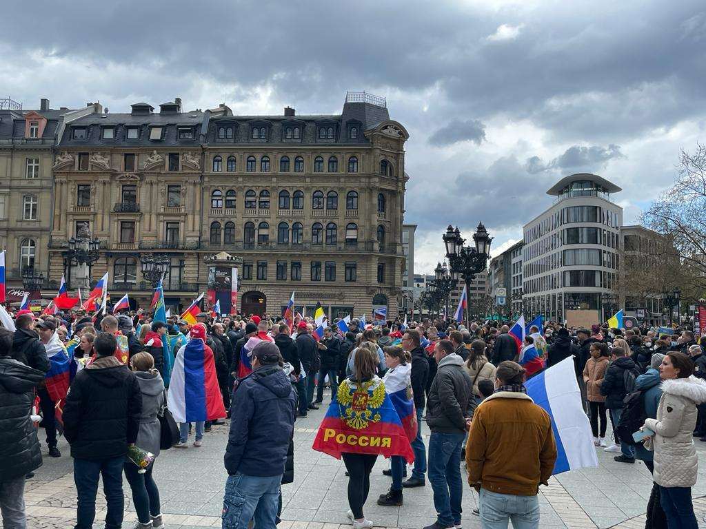 (FOTO) PRORUSKI I PROTURUSKI PROSVJEDI U FRANKFURTU: Na Opernplatzu u Frankfurtu proruski prosvjed, ukrajinski protuprosvjednici uzvikivali im “Putin ubojica” (FOTO) PRORUSKI I PROTURUSKI PROSVJEDI U FRANKFURTU: Na Opernplatzu u Frankfurtu proruski prosvjed, ukrajinski protuprosvjednici uzvikivali im “Putin ubojica”