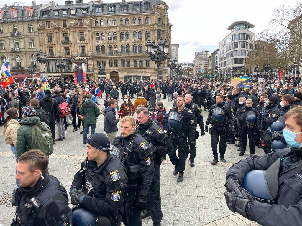 (FOTO) PRORUSKI I PROTURUSKI PROSVJEDI U FRANKFURTU: Na Opernplatzu u Frankfurtu proruski prosvjed, ukrajinski protuprosvjednici uzvikivali im “Putin ubojica” (FOTO) PRORUSKI I PROTURUSKI PROSVJEDI U FRANKFURTU: Na Opernplatzu u Frankfurtu proruski prosvjed, ukrajinski protuprosvjednici uzvikivali im “Putin ubojica”