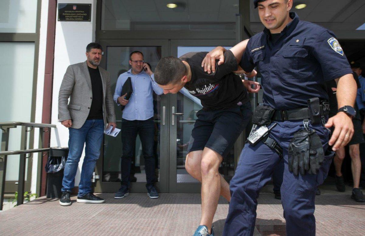 ZBOG NAPADA NAVIJAČA NA POLICIJU: Određen istražni zatvor za 42 izgrednika, riječ je o 31 punoljetnom muškarcu i 11 mlađih punoljetnika ZBOG NAPADA NAVIJAČA NA POLICIJU: Određen istražni zatvor za 42 izgrednika, riječ je o 31 punoljetnom muškarcu i 11 mlađih punoljetnika