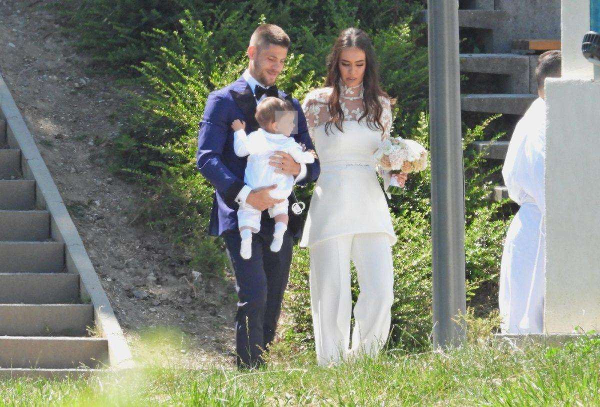 (FOTO) POSEBAN DAN ZA ANDREJA I MIU KRAMARIĆ: Svoju ljubav su potvrdili pred Bogom i krstili sina Viktora (FOTO) POSEBAN DAN ZA ANDREJA I MIU KRAMARIĆ: Svoju ljubav su potvrdili pred Bogom i krstili sina Viktora