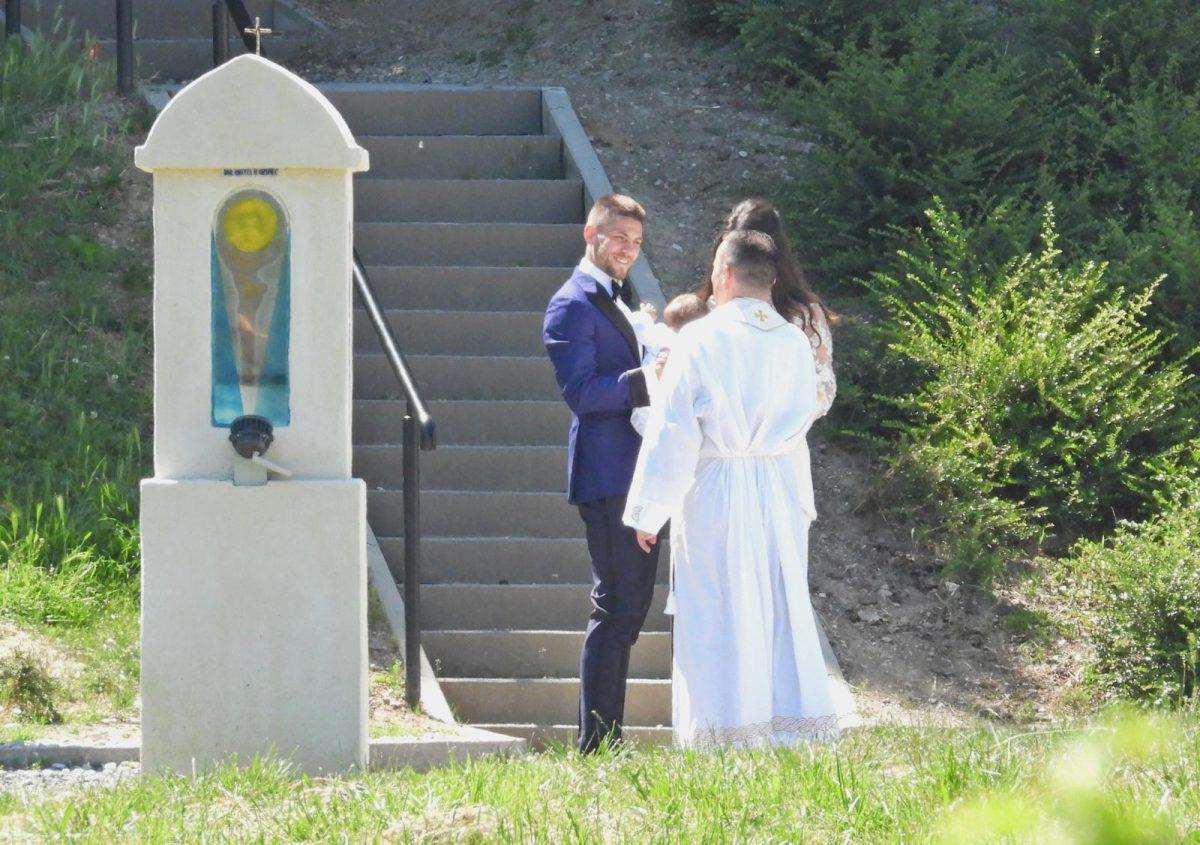 (FOTO) POSEBAN DAN ZA ANDREJA I MIU KRAMARIĆ: Svoju ljubav su potvrdili pred Bogom i krstili sina Viktora (FOTO) POSEBAN DAN ZA ANDREJA I MIU KRAMARIĆ: Svoju ljubav su potvrdili pred Bogom i krstili sina Viktora