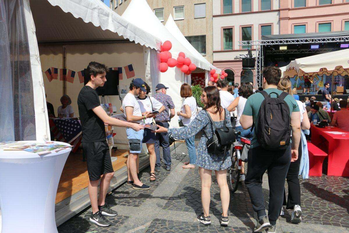 (FOTO) OKO 300 TISUĆA LJUDI NA TRODNEVNOM SLAVLJU U MAINZU: Hrvati sudjelovali u bogatom programu, iz Zagreba stigli studenti (FOTO) OKO 300 TISUĆA LJUDI NA TRODNEVNOM SLAVLJU U MAINZU: Hrvati sudjelovali u bogatom programu, iz Zagreba stigli studenti
