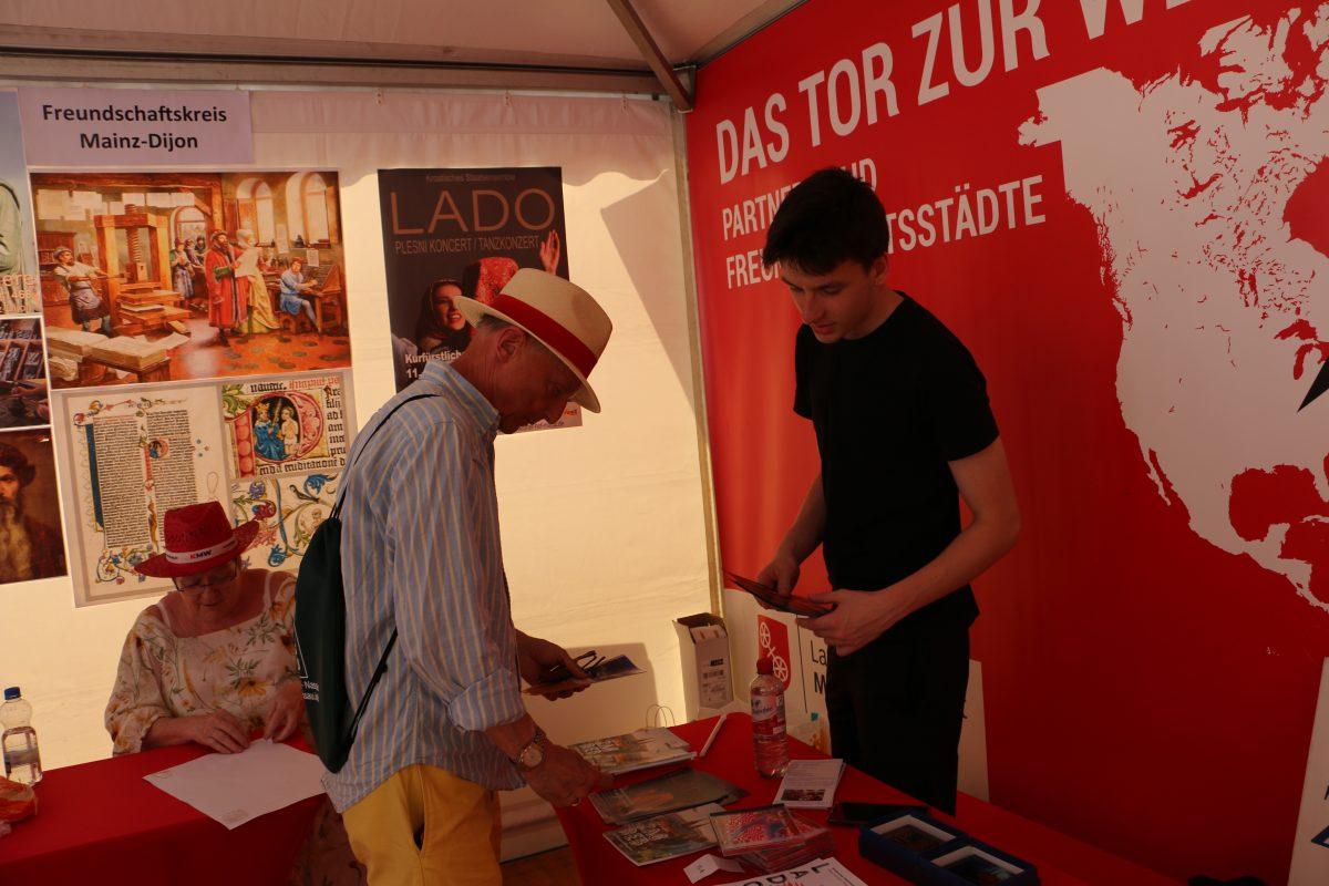 (FOTO) OKO 300 TISUĆA LJUDI NA TRODNEVNOM SLAVLJU U MAINZU: Hrvati sudjelovali u bogatom programu, iz Zagreba stigli studenti (FOTO) OKO 300 TISUĆA LJUDI NA TRODNEVNOM SLAVLJU U MAINZU: Hrvati sudjelovali u bogatom programu, iz Zagreba stigli studenti