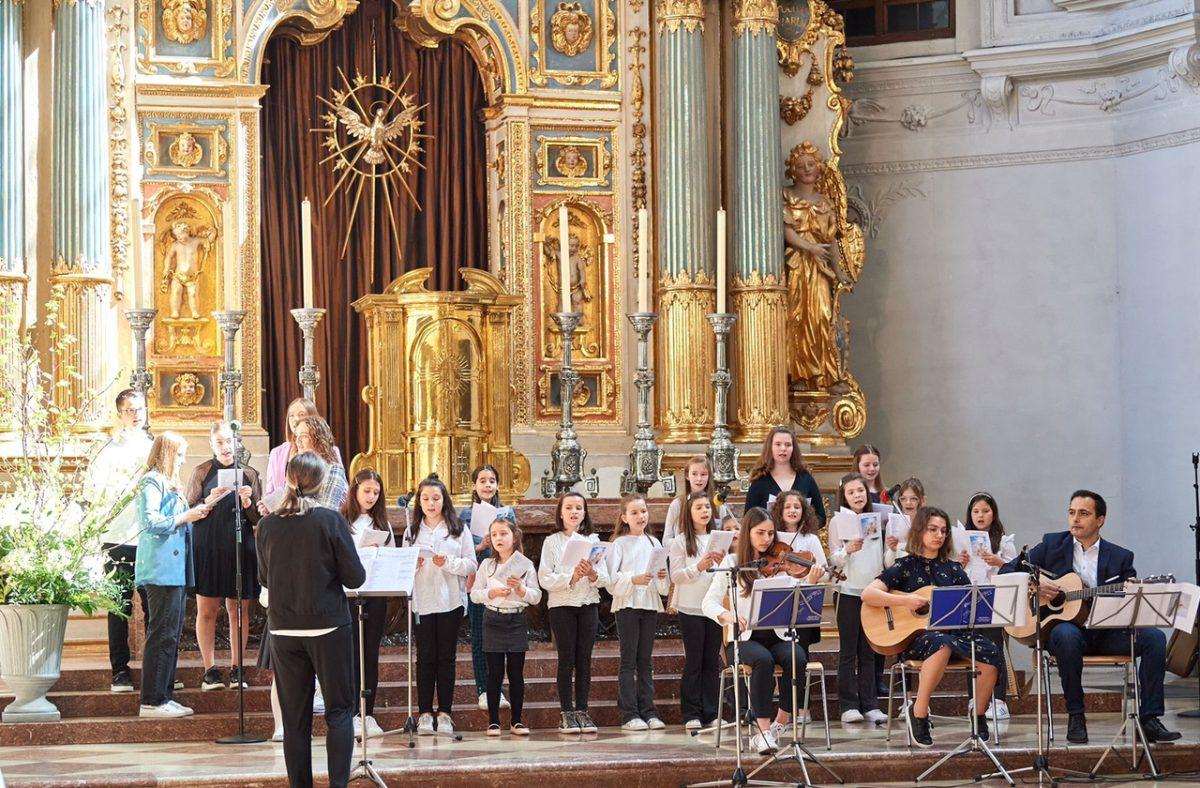 (FOTO) PRVA SVETA PRIČEST U HKŽ MÜNCHEN: Prvu svetu Pričest primilo je 175 dječaka i djevojčica (FOTO) PRVA SVETA PRIČEST U HKŽ MÜNCHEN: Prvu svetu Pričest primilo je 175 dječaka i djevojčica