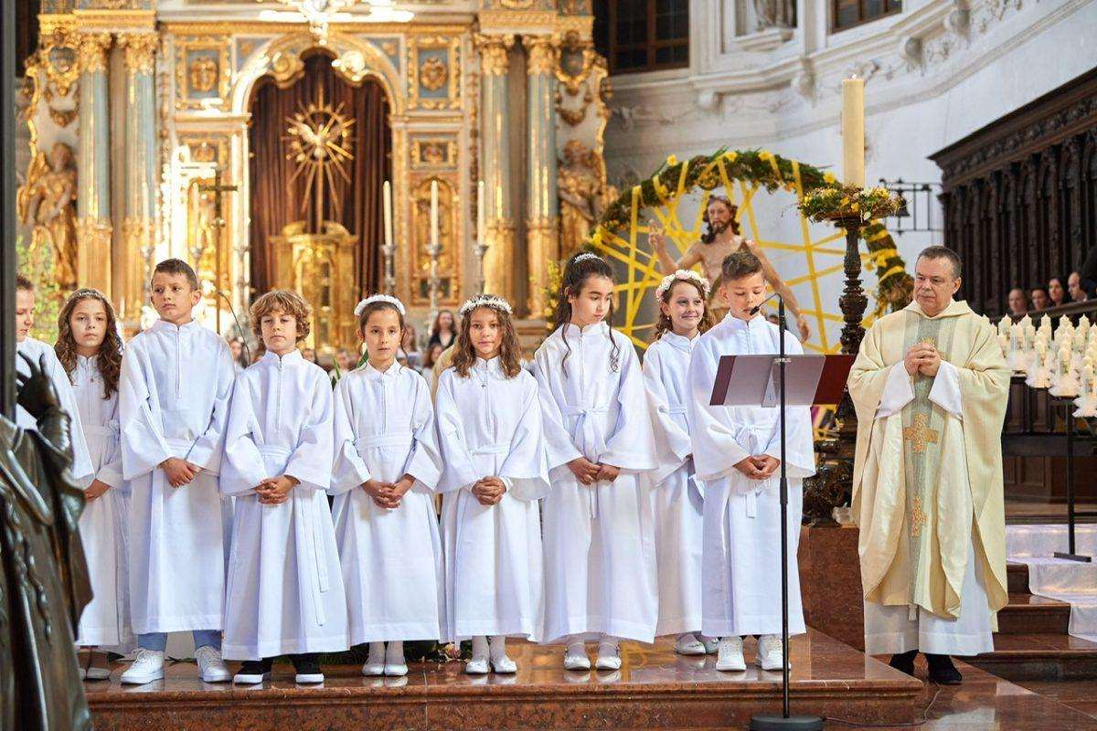 (FOTO) PRVA SVETA PRIČEST U HKŽ MÜNCHEN: Prvu svetu Pričest primilo je 175 dječaka i djevojčica (FOTO) PRVA SVETA PRIČEST U HKŽ MÜNCHEN: Prvu svetu Pričest primilo je 175 dječaka i djevojčica
