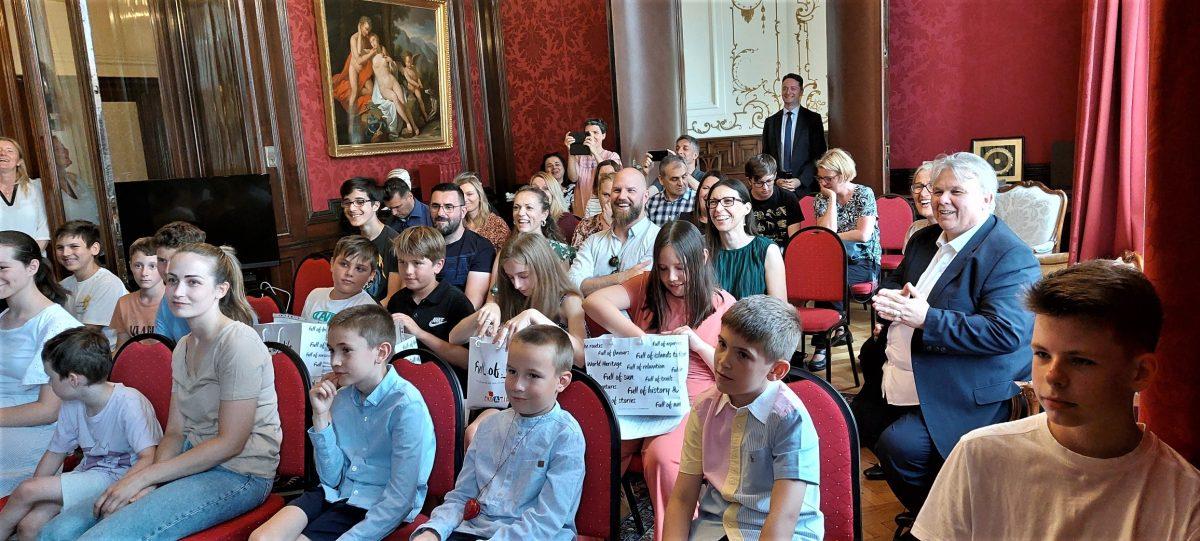 MNOGIMA ZA PRIMJER: Hrvatska dječja škola u Veleposlanstvu RH u Beču svečano proslavila 20. rođendan i kraj školske godine MNOGIMA ZA PRIMJER: Hrvatska dječja škola u Veleposlanstvu RH u Beču svečano proslavila 20. rođendan i kraj školske godine