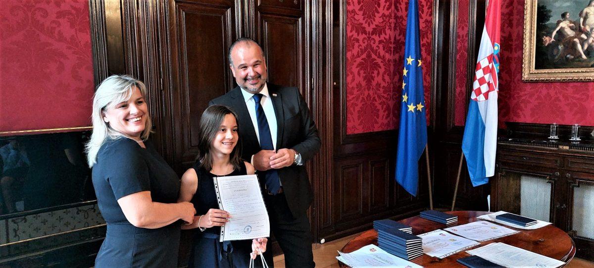 MNOGIMA ZA PRIMJER: Hrvatska dječja škola u Veleposlanstvu RH u Beču svečano proslavila 20. rođendan i kraj školske godine MNOGIMA ZA PRIMJER: Hrvatska dječja škola u Veleposlanstvu RH u Beču svečano proslavila 20. rođendan i kraj školske godine