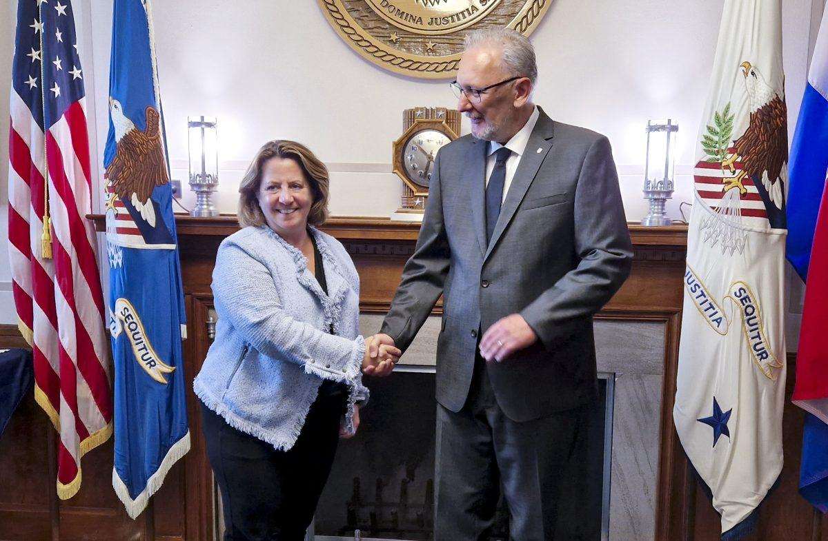 MINISTAR BOŽINOVIĆ U WASHINGTONU: Sastanak s američkim dužnosnicima obrane, pravosuđa i domovinske sigurnosti MINISTAR BOŽINOVIĆ U WASHINGTONU: Sastanak s američkim dužnosnicima obrane, pravosuđa i domovinske sigurnosti