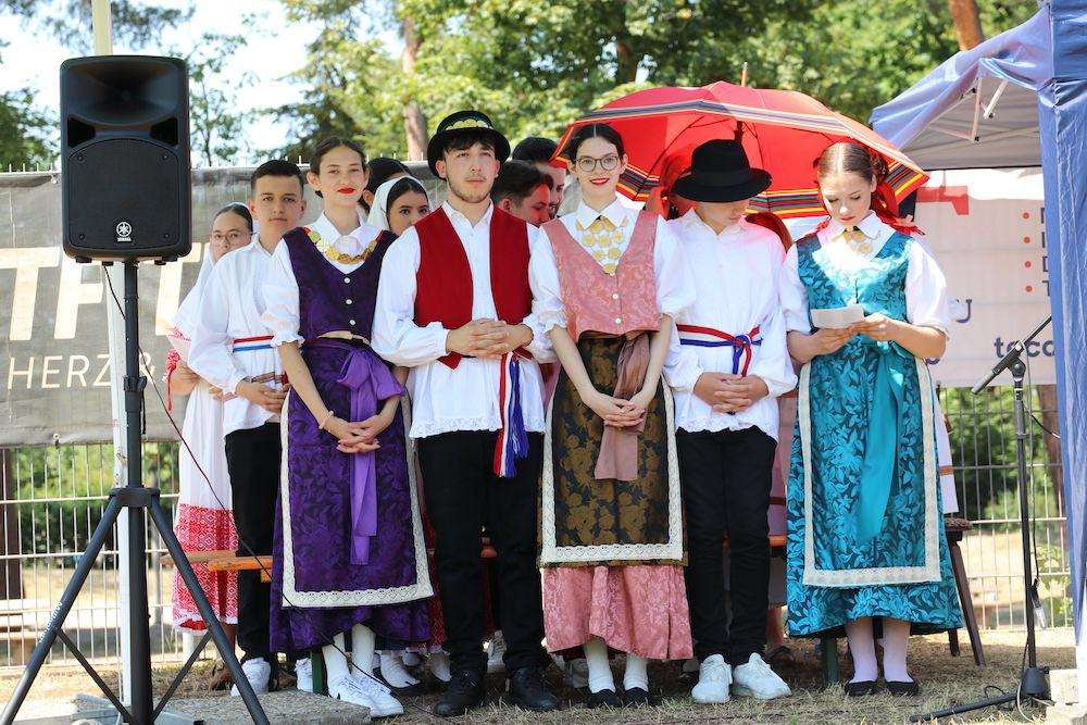 TIJELOVO U DARMSTADTU: Svetom misom i procesijom vjernici iz Darmstadta proslavili Tijelovo folklor darmstadt