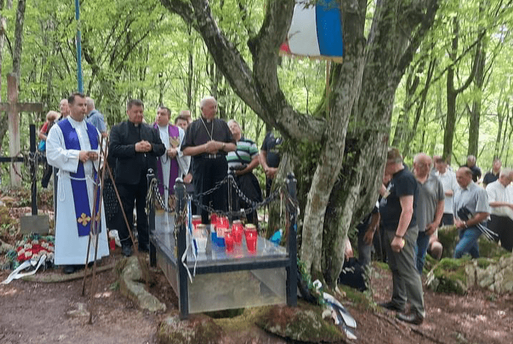 (VIDEO) 77. OBLJETNICA STRAVIČNOG ZLOČINA NA JAZOVKI: Odana počast zvjerski ubijenim Hrvatima od partizanskih ubojica