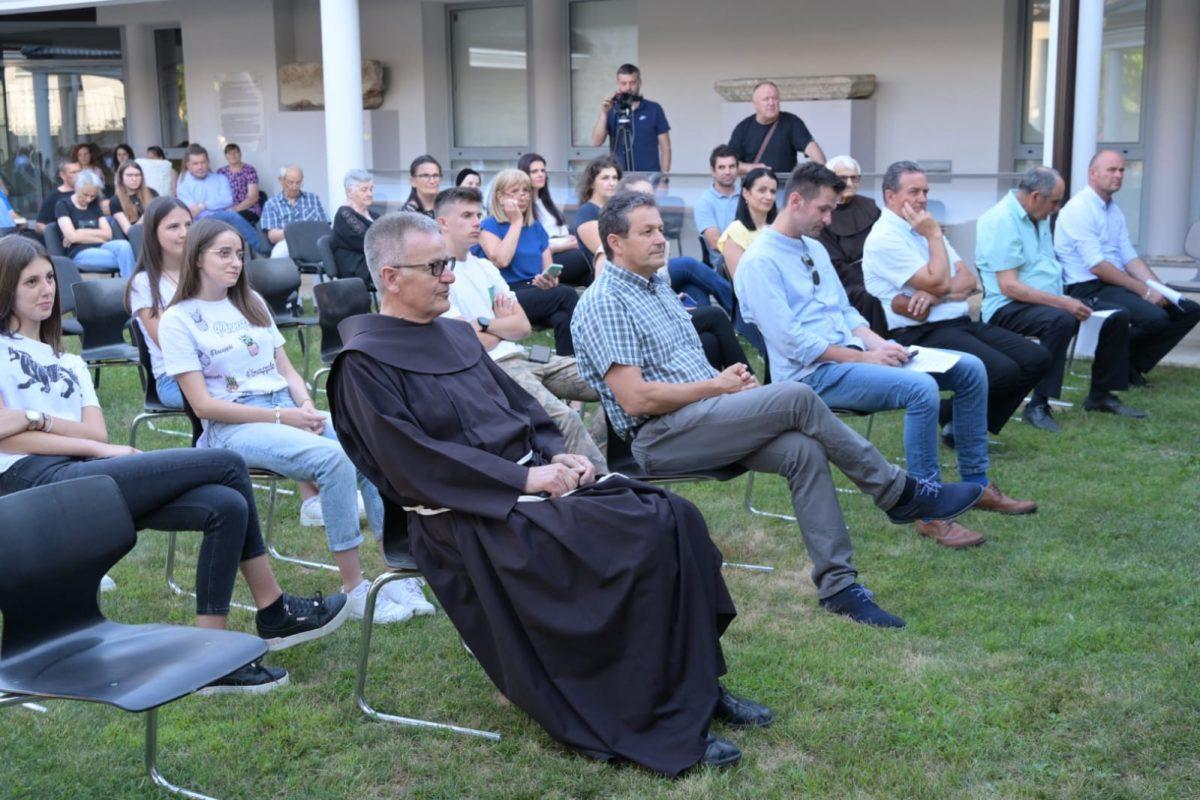 ŽIVOT I DJELO FRA LOVRE KARAULE: Svakoj livanjskoj obitelji jedan besplatan primjerak zbornika 'Pro populo'