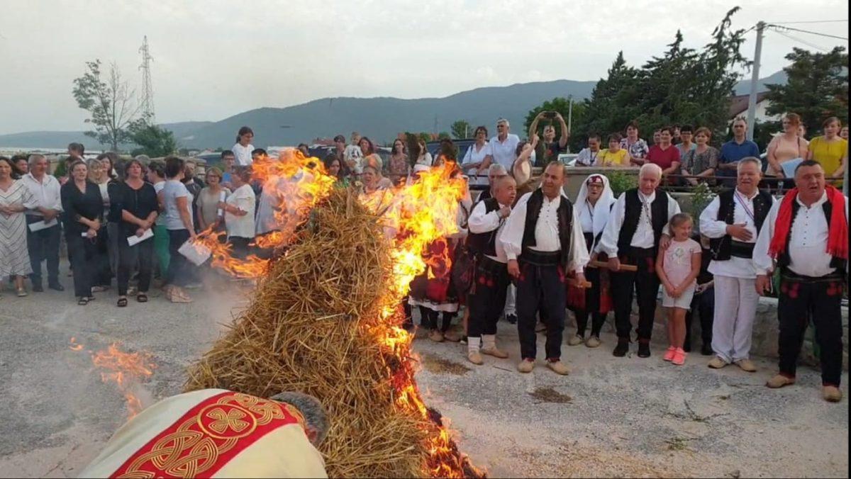 "SVITNJACI" ZA UOČNICU SV. IVANU KRSTITELJU: Umirovljeni vrhbosanski nadbiskup i kardinala Vinko Puljić predvodio sv. misu i procesiju u Podhumu kod Livna