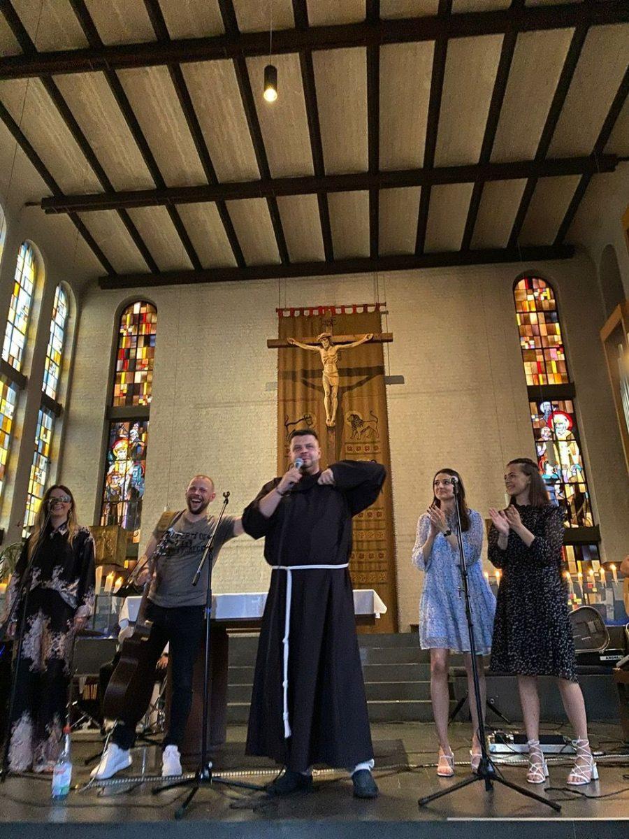 DUHOVNA OBNOVA U HKŽ WIESBADEN: Alan Hržica pjesmom i svjedočanstvom oduševio brojne okupljene Hrvate