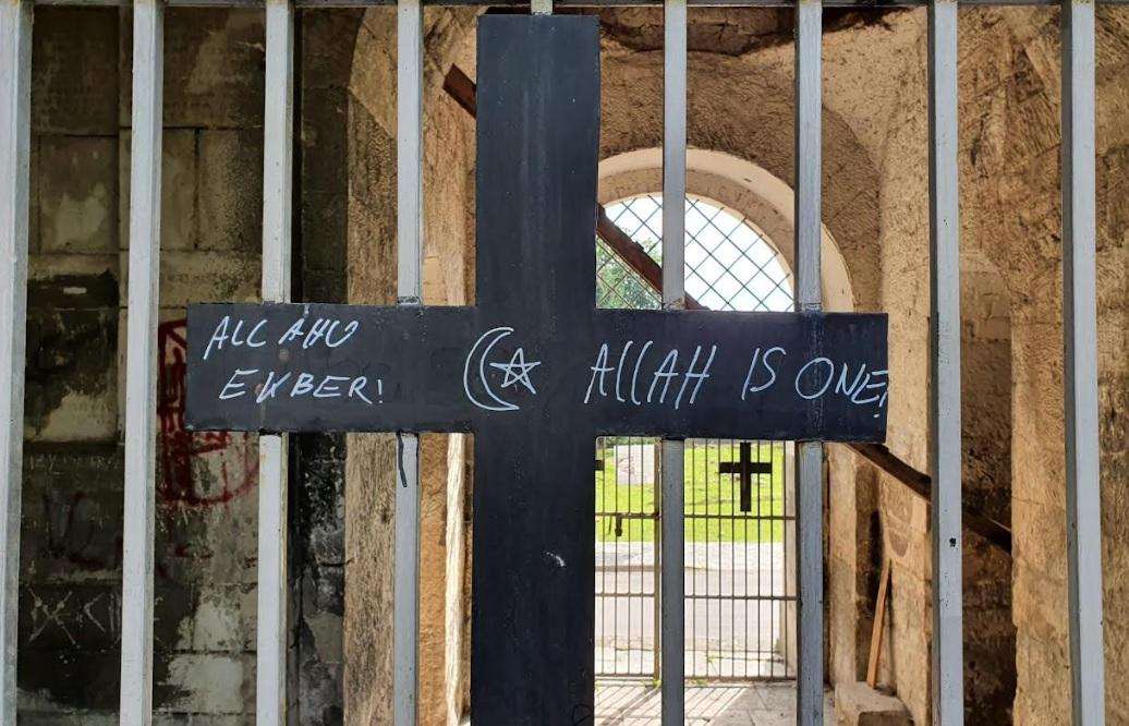 FOTO: Ispisali muslimanske vjerske simbole i poruke na križevima u Bihaću