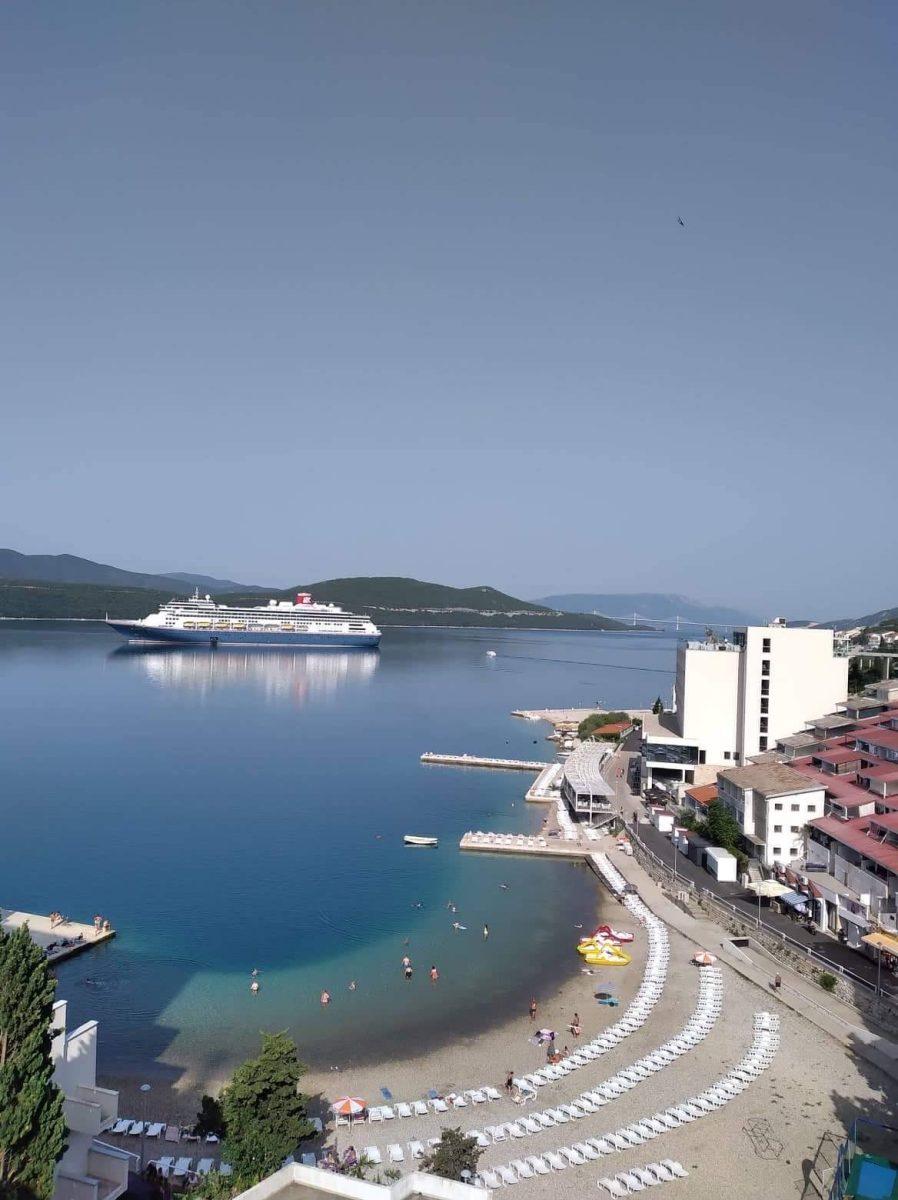 NEUM: Ispod Pelješkog mosta u vode BiH uplovio 51 metar visoki kruzer Bolette NEUM: Ispod Pelješkog mosta u vode BiH uplovio 51 metar visoki kruzer Bolette