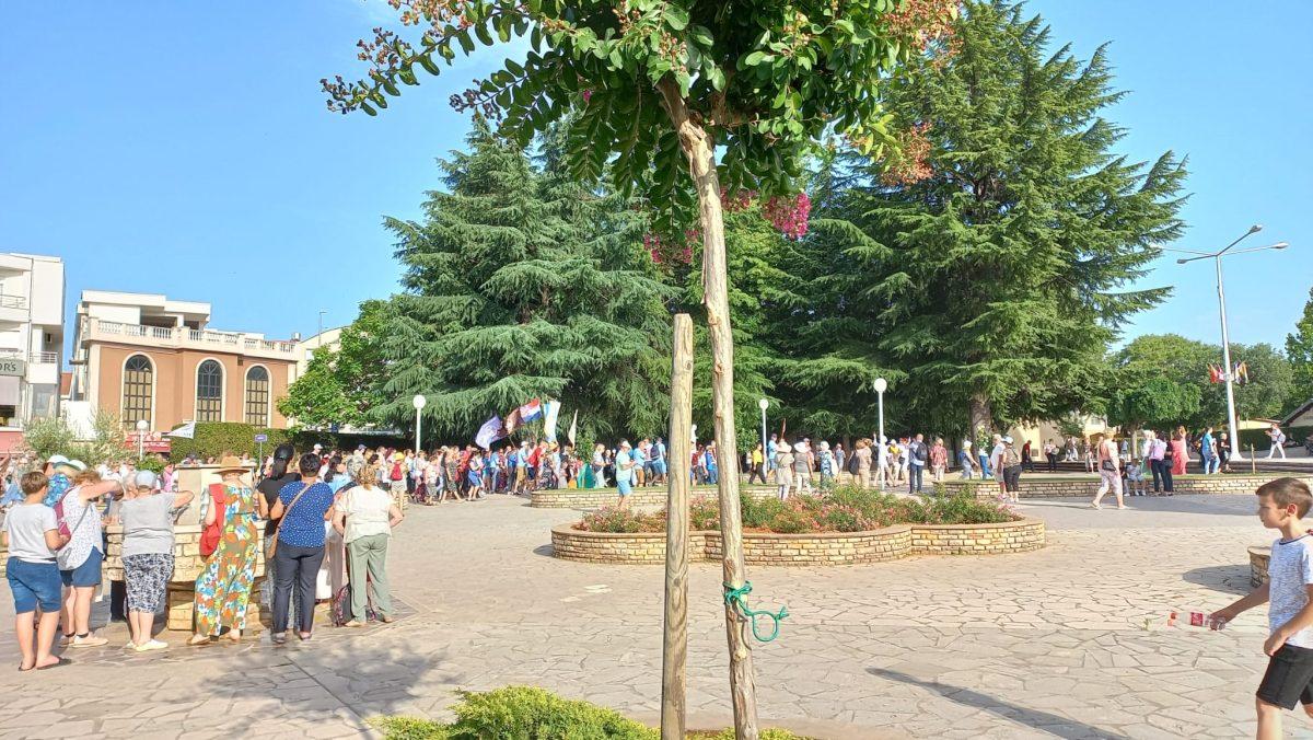 (FOTO) HODOČASNICI IZ CIJELOG SVIJETA STIGLI U MEĐUGORJE: Molitvom za mir u Ukrajini obilježava se godišnjica Gospinih ukazanja u Međugorju
