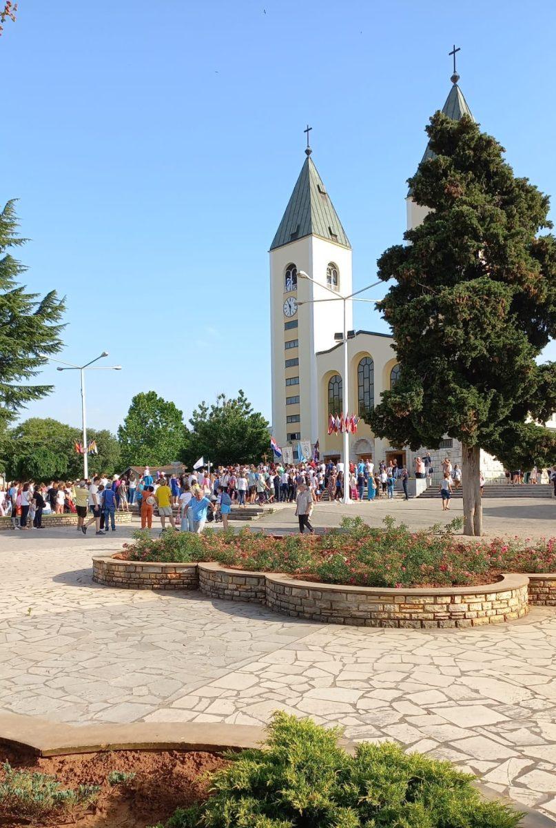 (FOTO) HODOČASNICI IZ CIJELOG SVIJETA STIGLI U MEĐUGORJE: Molitvom za mir u Ukrajini obilježava se godišnjica Gospinih ukazanja u Međugorju