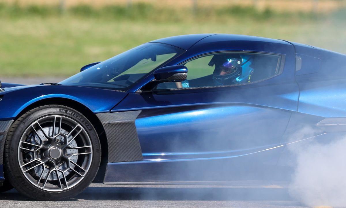 SPEKTAKL U HRVATSKOJ: Rimac Nevera brža od akrobatskog aviona